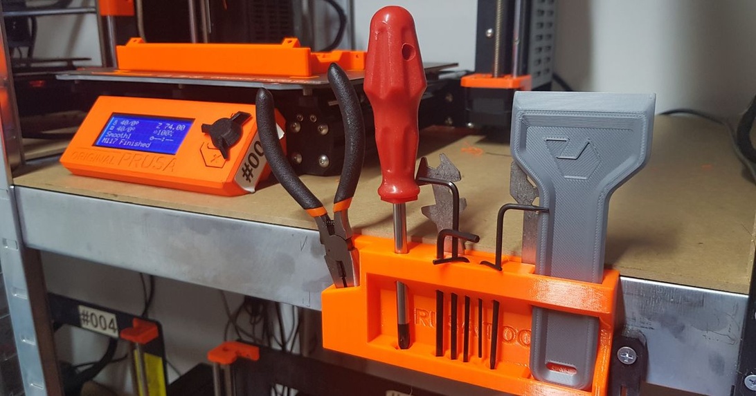 Specialiserad verktygsorganisering för hobbyprojekt med små verktyg vid en arbetsstation.
